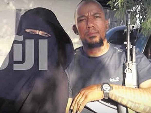 ahmadab56048992's tweet photo. #Salafisten in #Hamburg: #IS-#Braut #Omaima A. plante ein „Muslim-#Kaufhaus“Die #Witwe des deutschen IS-#Terroristen #DenisCuspert, bekannt als #GangstaRapper „#DesoDogg“, lebt in #Hamburg https://t.co/KEVFy0q1L1