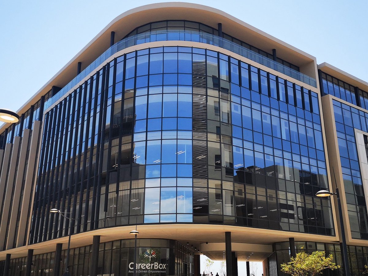 SEControlsSA's tweet photo. A 13,000m² office building in Durban, South Africa is designed to keep escape routes clear whilst enabling staff to evacuate swiftly in the event of a fire. https://t.co/LZBrao6wDc

#GlassDesign #SmokeControl #SmokeVentilation #WindowAutomation #Durban #SouthAfricanArchitecture https://t.co/1I1oR6Mx9g