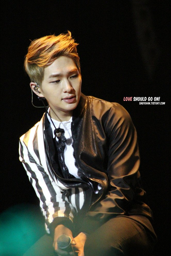 Jinki with his serious look making him more manly than ever.... 