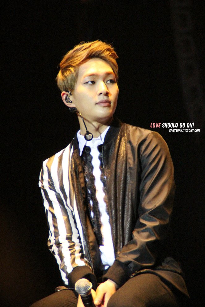 Jinki with his serious look making him more manly than ever.... 