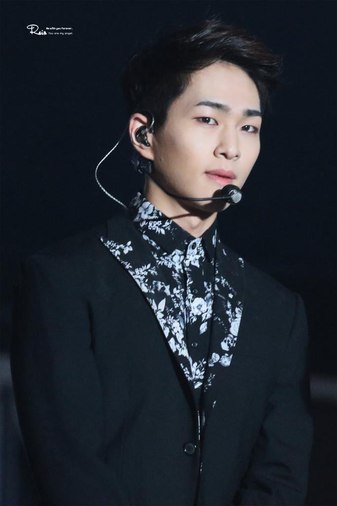 Hair styled up Jinki combined with dark colored hair is really my fave 