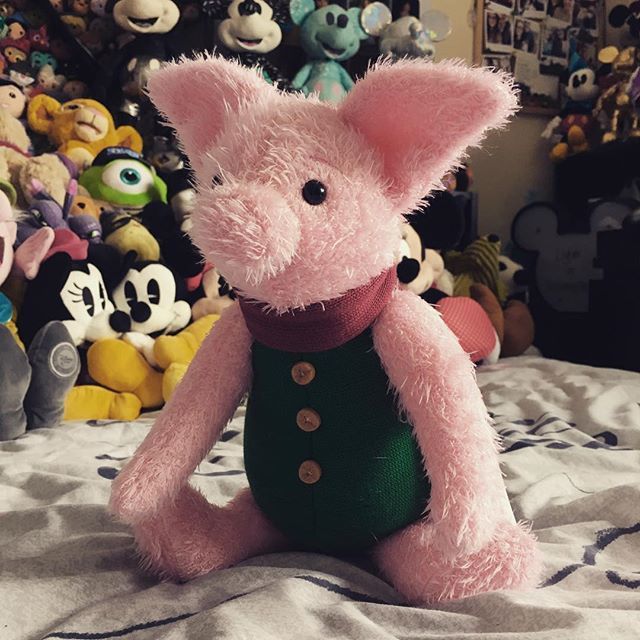 lizeindisney's tweet image. Who else has ordered the Wisdom plush online but wants it here now? 🙋🏻‍♀️ ——
#disneywisdom #lizeindisneyland #piglet #discoverunder7k #disneyplush #disneyrelease #discoverunder10k #disneybringshappiness #igdisney #disneycollector #disneywisdomcollection … bit.ly/2VfGrsp