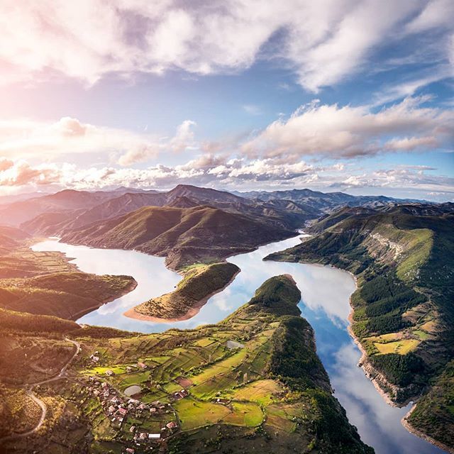 When @mayayorgova recommended me this nice curve on a river Arda (named just like a Tolkien world), I didn't think I'd go here - it's too far from Sofia, but when I made a route, I thought the distance is a two way and realized my mistake only half way.

#ardariver
#bulgaria…