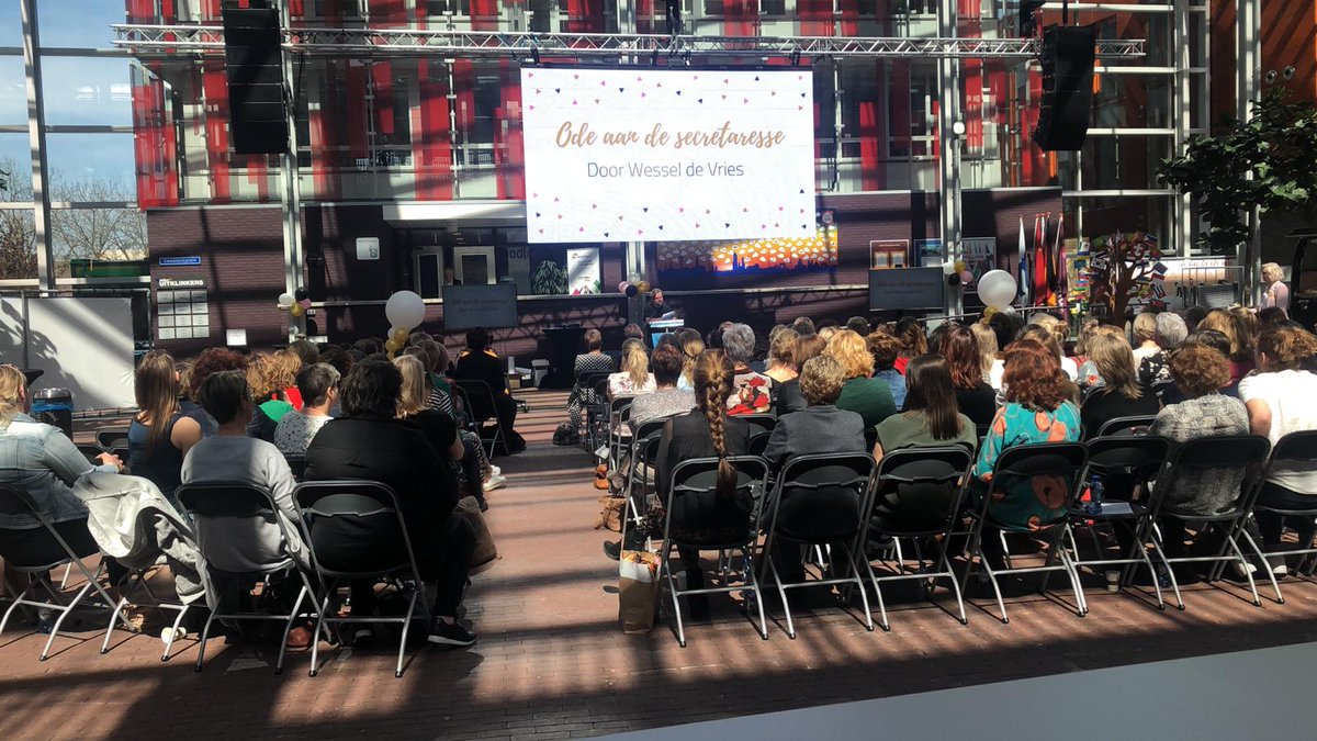 EventsZT's tweet image. Zo is het logo op de capuccino nóg beter te zien! 180 secretaresses, 150 capuccino's, 200 lekkernijen en veel verschillende workshops #Secreterassedag #Deltion #TheBarCompany en #Zwolse theaters