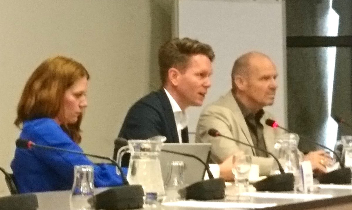 Samen met <a href="/Toncoenen/">Ton Coenen</a>  en @PatriciaVermeulen in de Tweede Kamer toe. We vragen aandacht en support van Kamerleden voor SRGR mensen die het meest kwetsbaar zijn voor hiv. #AMREF #Rutgers