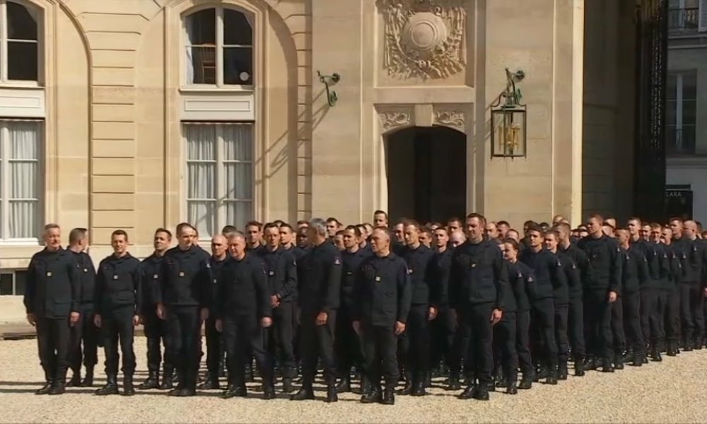 fabienne_keller's tweet photo. Magnifique et émouvante image que ces @PompiersParis entrant à l’@Elysee pour être décorés de la médaille d’or du courage par @EmmanuelMacron . La Nation entière les admire et leur est d’une extrême reconnaissance 🇫🇷 https://t.co/99ACqYmHoZ