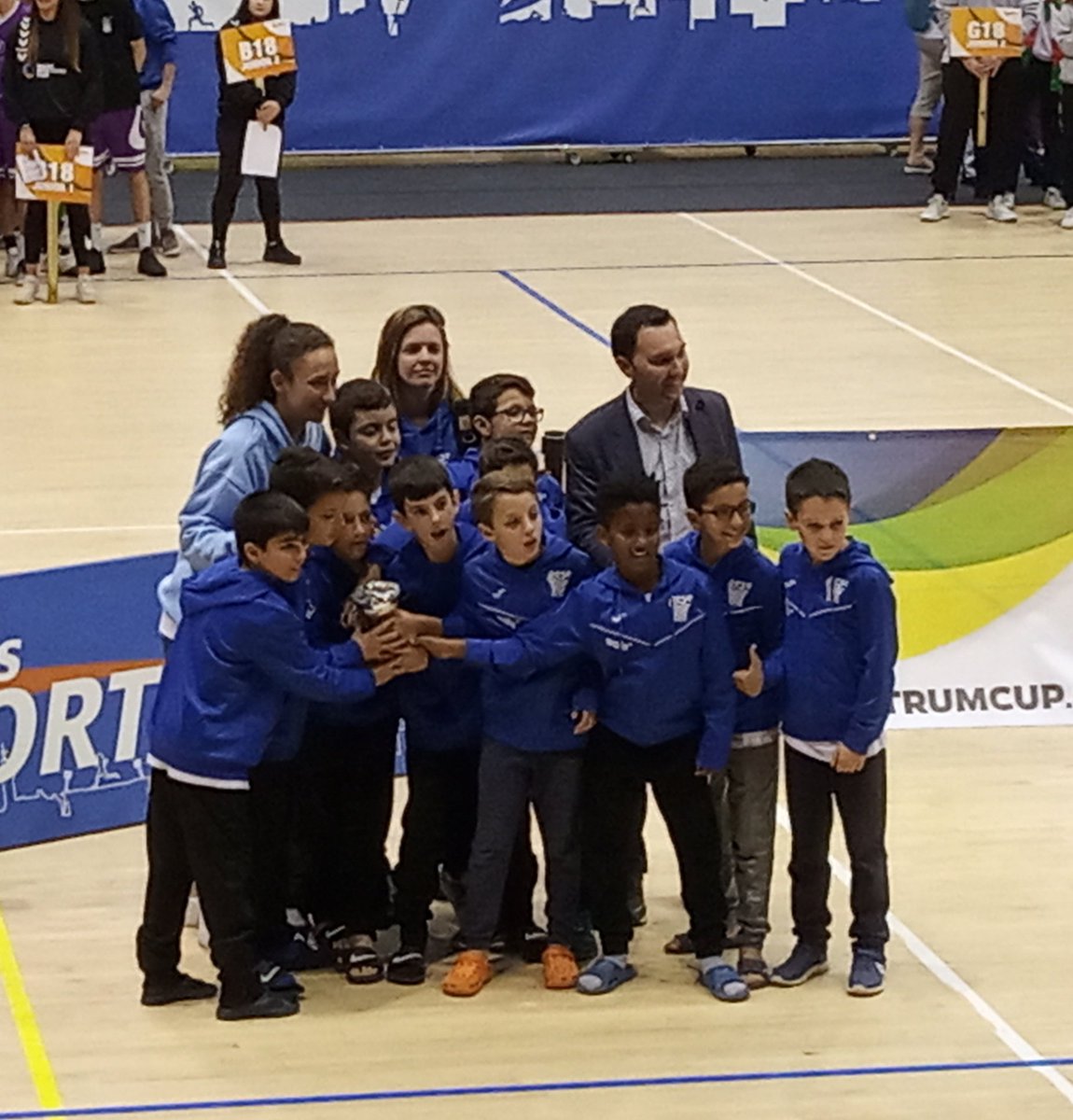 XaviValverdeLH's tweet photo. No hi ha res més que viure moments com aquest. Només aquelles cares i aquest somriure ho val tot!!! #equip #PMM1 #basquetaese https://t.co/je35zNktWf