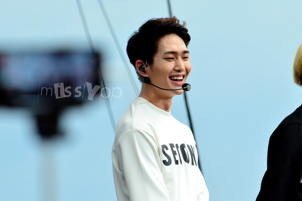 Seriously on this day he has one of the best boyfriend look 