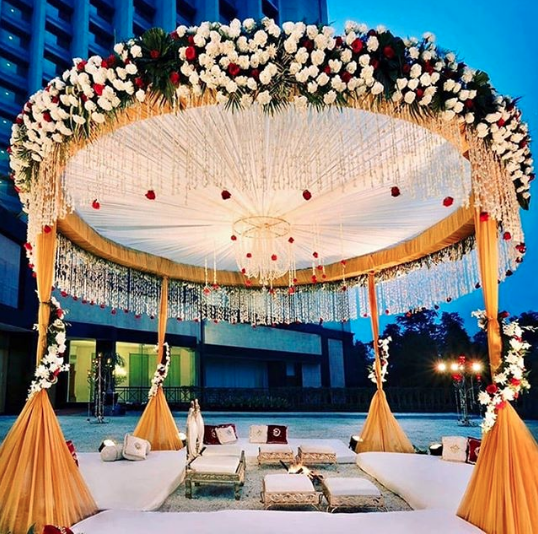 How about getting married under a floral canopy? 😍
#venue #weddingvenue #mehendivenue #wedding #indianwedding #weddinglook #weddingsofinstagram #instawedding #weddingsofinstagram #colorful #decorgoals #decorideas #decorinspo #decorhacks #decoration #weddingplanningtips