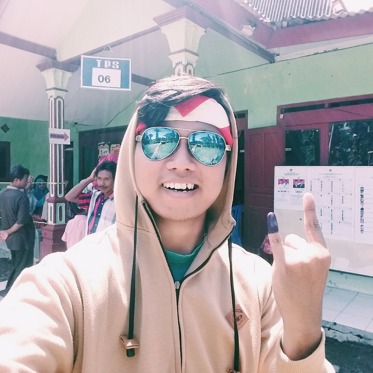 kevinherlamban4's tweet photo. Harapan ku semoga kedepan nya Indonesia dapat menjadi negara yg damai serta menjaga nilai persatuan dan kesatuan berlandaskan PANCASILA.
Suasana di TPS ku TPS 06 Ds.Madurejo RT06/02 Puring, Kebumen, terlihat masyarakat sangat antusias sekali. 💕
#rmolco #selfiepilpres2019 @rmolco https://t.co/PWiywRd7yf