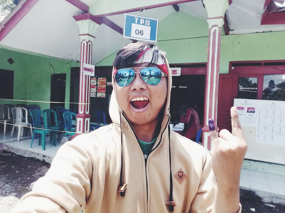 kevinherlamban4's tweet photo. Harapan ku semoga kedepan nya Indonesia dapat menjadi negara yg damai serta menjaga nilai persatuan dan kesatuan berlandaskan PANCASILA.
Suasana di TPS ku TPS 06 Ds.Madurejo RT06/02 Puring, Kebumen, terlihat masyarakat sangat antusias sekali. 💕
#rmolco #selfiepilpres2019 @rmolco https://t.co/PWiywRd7yf