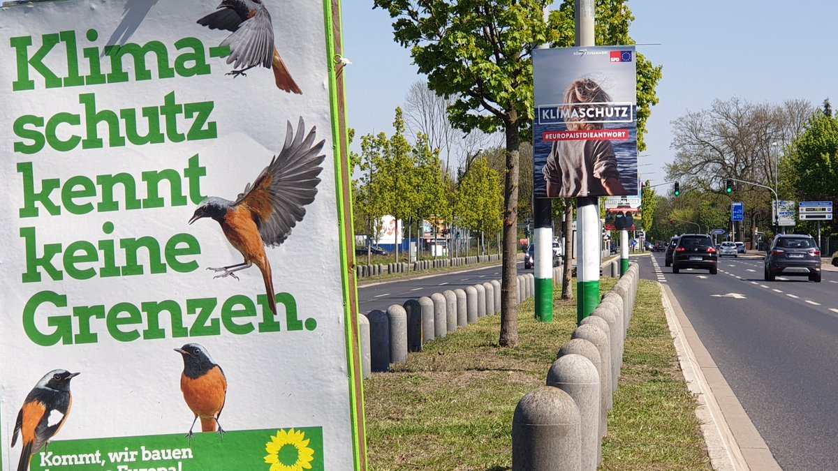 PresseMG's tweet photo. Was stört ?
Schwarz,weiß, grüne Laternen im #Borussia Look oder die Aktuelle #Plakatflut ??? https://t.co/ybMwxN40vW