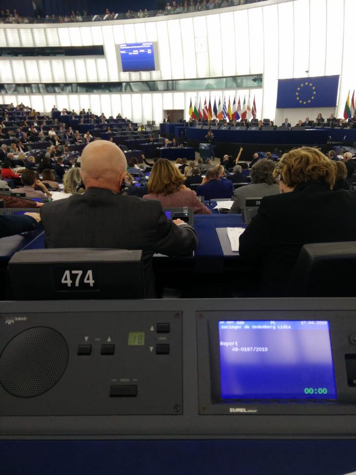 Dzisiaj, jest ostatnia sesja plenarna w tej kadencji. Ostatnie głosowania, ostatni raz zasiadam na "moim" miejscu. Piętnaście lat minęło nie wiem kiedy. To był dobry czas dla naszego kraju i ekscytująca praca dla mnie. Mój numer 474 będzie czekać na kolejną poseł lub posła...