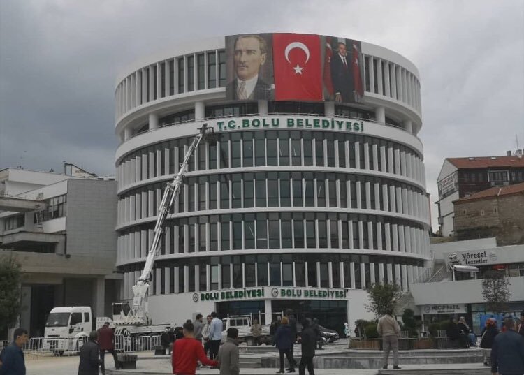AKP'den CHP'ye geçen Bolu Belediyesi'nde yeni başkan Tanju Özcan, belediye binasına "T.C" ifadesini yeniden ekletti.