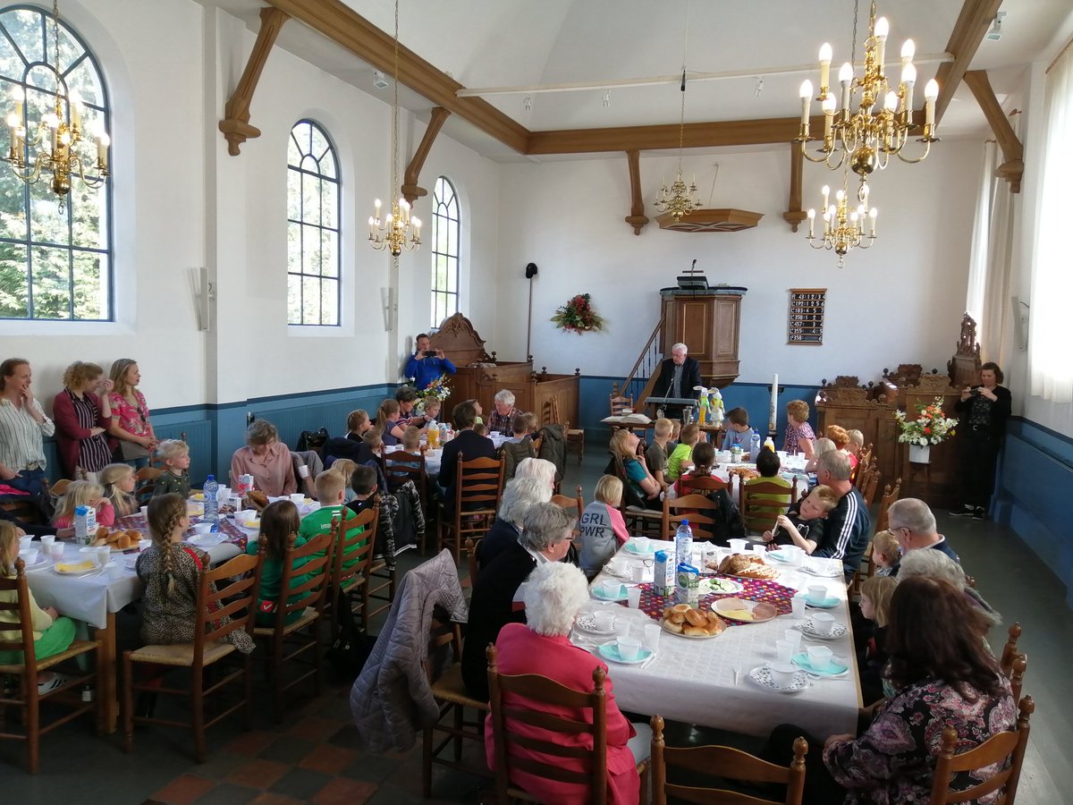 #paaslunch #jan Ligthartschool in het #kerkje van #Westerbroek samen met de #ouderen #pasen vier je samen