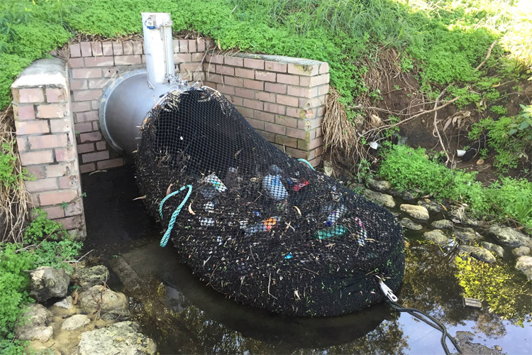 SunilBajajG's tweet photo. collecting garbage using drainage nets
Can't we apply this in India to stop plastic and other harmful waste to get mixed in canals and rivers?
#SafeRivers #safewater https://t.co/02ONQE4iBB