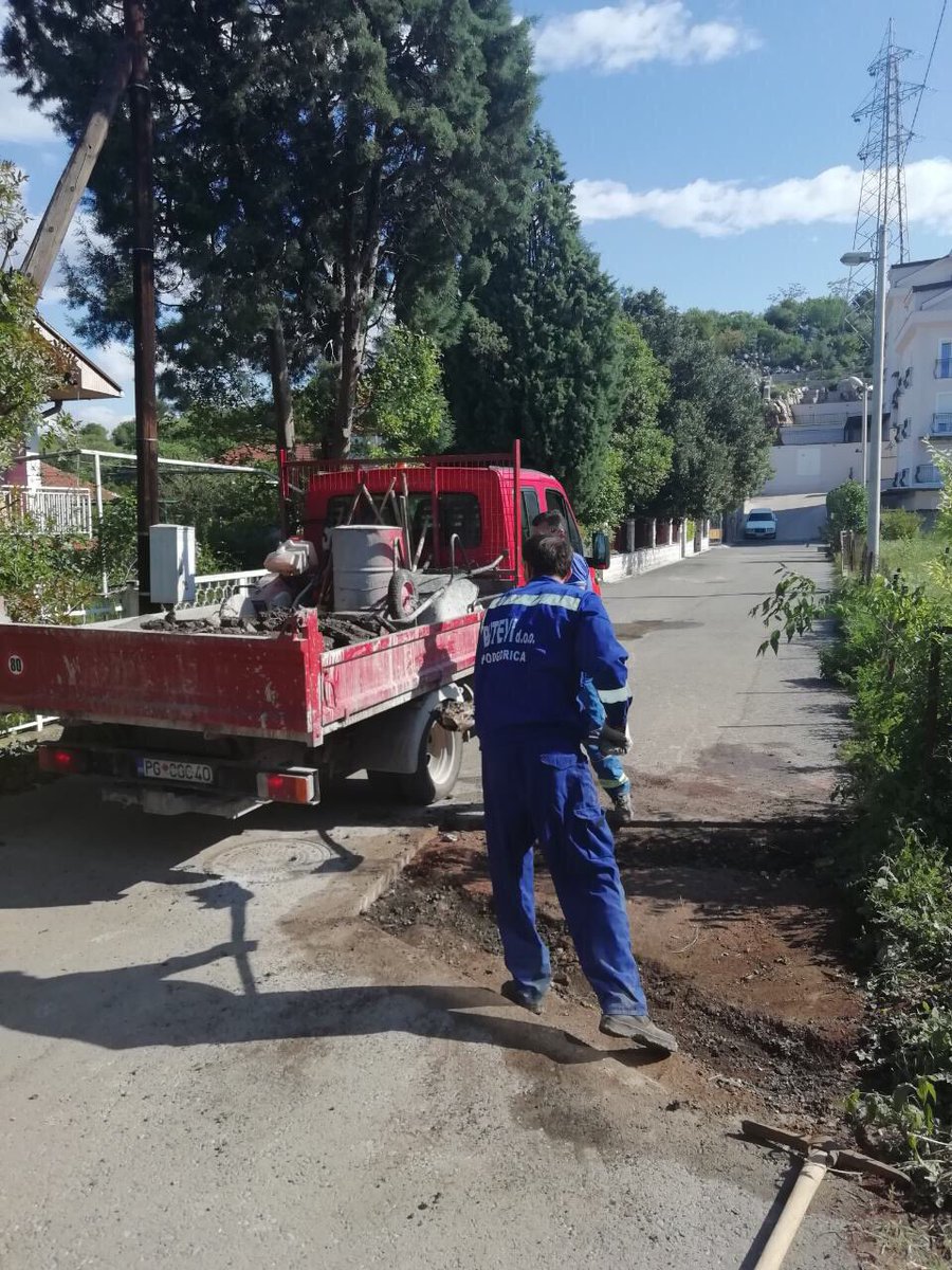 putevipg's tweet photo. SANACIJA ASFALTNIH I TROTOARSKIH POVRŠINA, ZAŠTITNO UKRASNIH STUBIĆA, SLIVNIČKIH REŠETKI I SANACIJA VERTIKALNE SIGNALIZACIJE https://t.co/YzQjnN0xXL