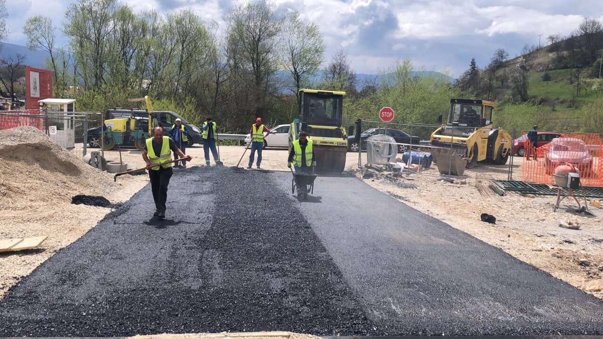 putevipg's tweet photo. SANACIJA ASFALTNIH I TROTOARSKIH POVRŠINA, ZAŠTITNO UKRASNIH STUBIĆA, SLIVNIČKIH REŠETKI I SANACIJA VERTIKALNE SIGNALIZACIJE https://t.co/YzQjnN0xXL