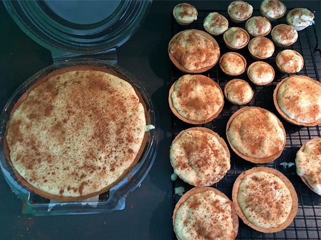 381181215ZAF's tweet image. An industrious morning in the kitchen 
#milktart #melktert #saffer instagram.com/p/BwZPYcqgWY_/