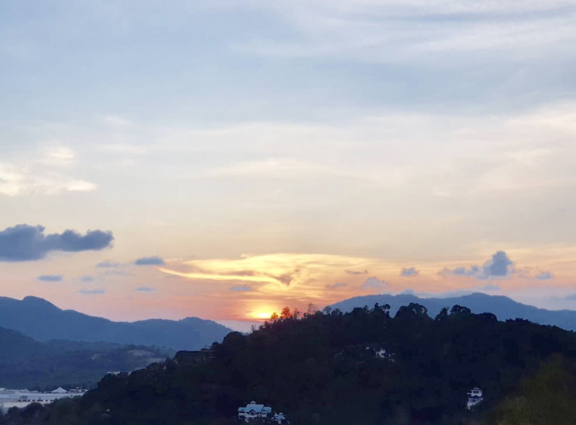 🌄แสงสุดท้าย”เขารัง”viewpoint ของตัวเมืองภูเก็ต⏰๑๘:๓๐ น. Cr.pic.By_JY #sundown #orangeclouds #beatuiful #EveningSunset #eveningsky #summer_april #mountain #phuket #ReviewThailand @MrVop @js100radio