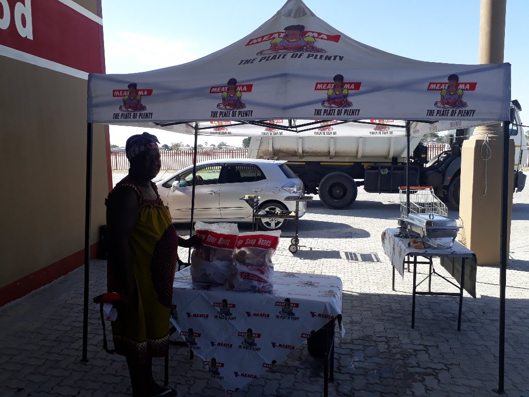 Meatco_Namibia's tweet photo. @Meatco_Namibia MeatMa at Okatana Woermann Brock earlier today in pictures. #Soupbones #Stewingbeef #Chakalakawors https://t.co/0l9Bg9BCQ4