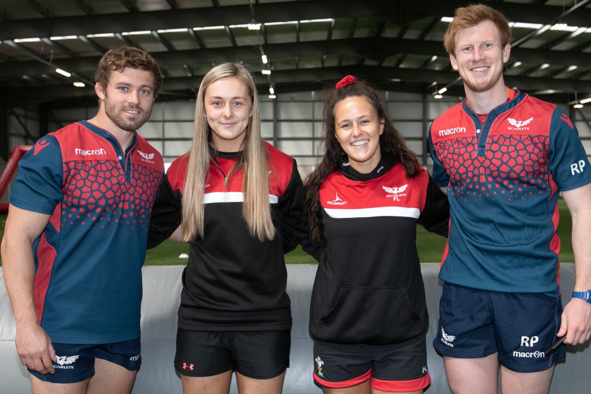 CymunedScarlets's tweet photo. Dros 60 o ferched yn mwynhau ein gwersyll heddiw. Diolch yn fawr @HannahJones_12 @ffionalicelewis @rhys_patch a @LeighHalfpenny1 am ymuno a ni ✍🏽🏉 🤳🏻 https://t.co/yUzhtppHLL
