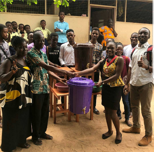 RotaractKNUST's tweet photo. Throwback to moments shared teaching kids about the essence of #handwashing and leaving them with a few gifts 

#RotaryBetheInspiration 
#ROTARACTKNUST 
#ROCKNUST 
#ThrowbackThursday
#RotaractThrowback
@rotaract https://t.co/985to9qn0c
