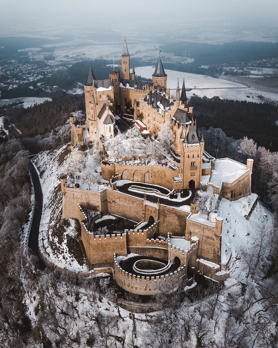 Самый хороший замок. Замок Гогенцоллерн замок. Замок Гогенцоллерн Штутгарт. Замок Гогенцоллерн зима. Замок Гогенцоллерн Германия снаружи.