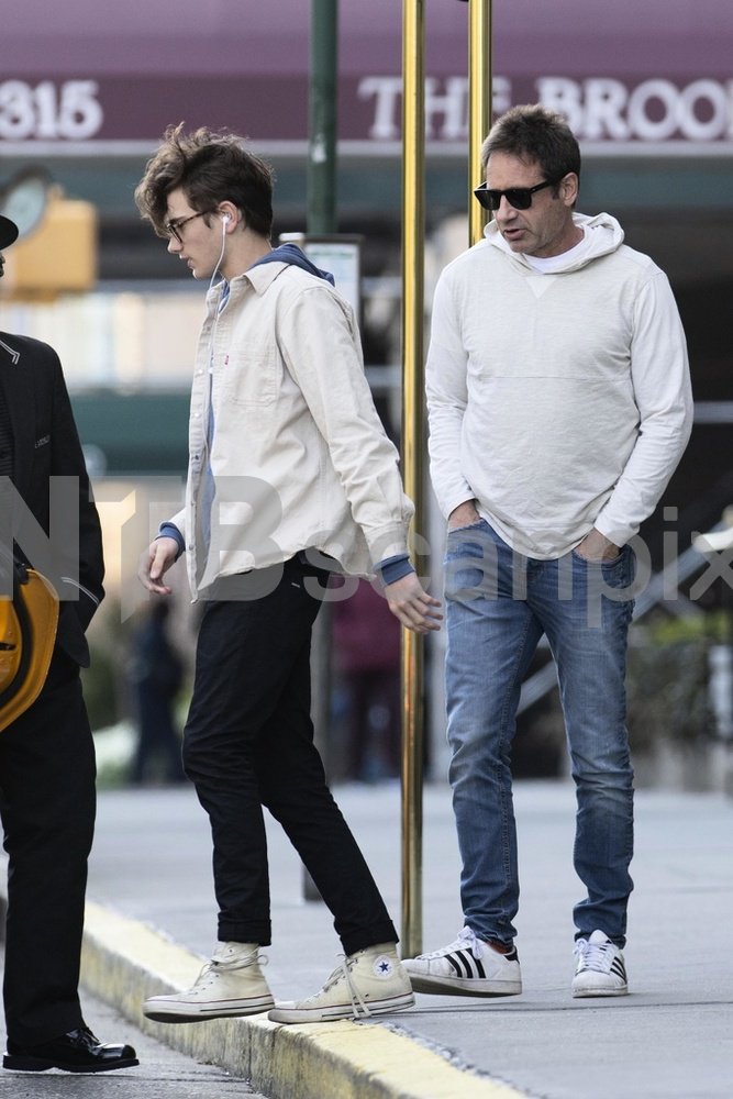 2019/04/17 - David and Miller catch a cab in New York City D4byJSAXsAEpWtd