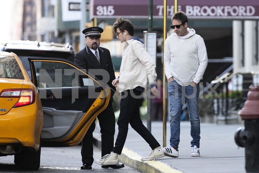 2019/04/17 - David and Miller catch a cab in New York City D4byKg-W0AAqu4e