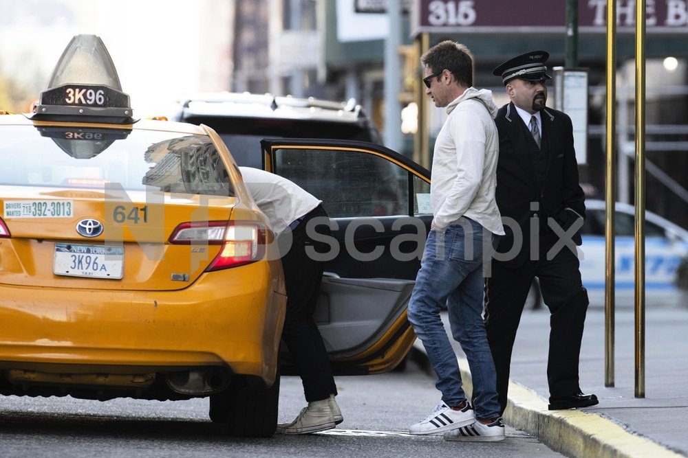 2019/04/17 - David and Miller catch a cab in New York City D4byMbqWwAAJAtM