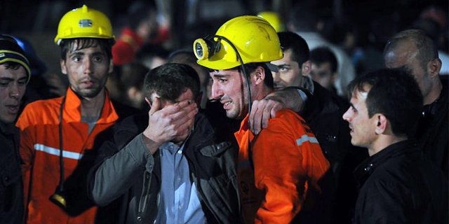 301 madencinin yaşamını yitirdiği Soma Katliamı ile ilgili davada Soma Kömür İşletmeleri A.Ş. Yönetim Kurulu Başkanı tahliye edilmiş.

Her madencinin canı 6 gün bile değil.

Adaletiniz batsın.

#Somaİçindalet
#SomaKatliamı