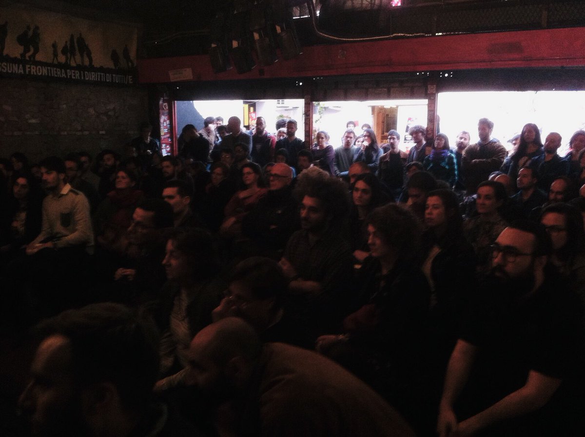 A <a href="/CommuniaRoma/">Communia</a> siamo più di cento per la presentazione del nuovo romanzo di #WuMing1, #LaMacchinaDelVento, per <a href="/Einaudieditore/">Einaudi editore</a>. @Wu_Ming_Foundt