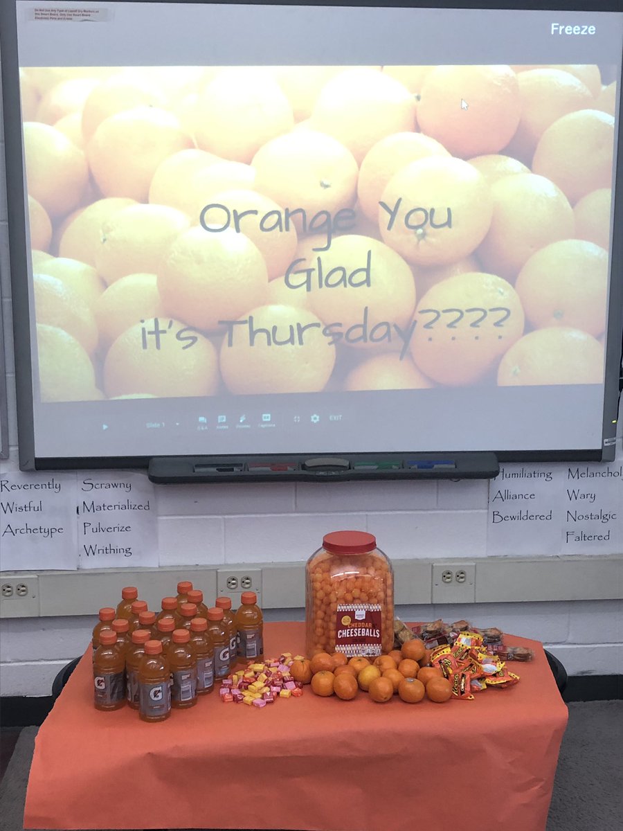 MrsLaBos6's tweet photo. Orange you glad it’s Thursday?? #bookbuddies #SEFCU #lunchbunch #stickynoteincentive https://t.co/jDFhHCACuj