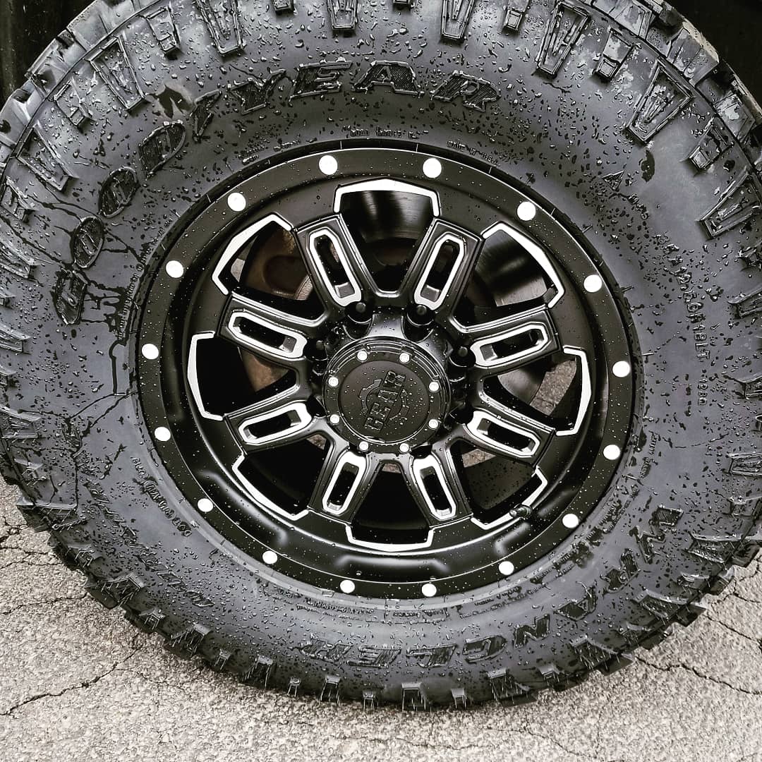 Dodge 3500 leveled with 18 Inch Gear Alloy Dominators wrapped Goodyear Duratrac 35s!!

#goodyear #duratrac #gearalloy #18inchwheels #35s

#leveled #lftdxlvld 

#nostresswithpoints #gttp19 #gettothepoint