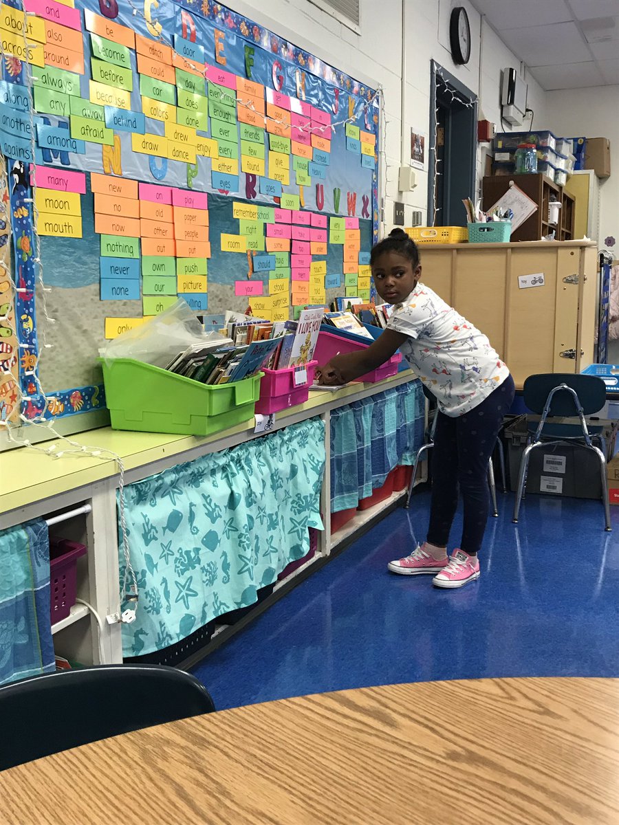 mrslyons109's tweet photo. Working word wall! Love when the kids use it to help their writing and all in their own! #proudteacher #firstgradefun #HESscholars @Wildcats_Land @HighlandsAP https://t.co/lEUQJ2k2lx