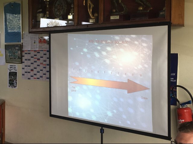 [#PEF] 🤓

Dans le cadre du Programme Éducatif Fédéral, les #U14 #U15 ont été sensibilisés ce mercredi sur la question des réseaux sociaux. 📱

👮🏼 Une riche intervention dispensée par Arnaud Felin, #adjudant de la Brigade de la Prévention pour la Délinquance Juvénile (#BPDJ).

✌🏼