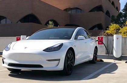 ViRKL's tweet photo. @evannex_com Key Learning 4 #iTRANSFORM & #bEVCurrent - Cell shapes in Li-ion #batteries for .@chevrolet #Bolt, pouch.: .@BMW #i3, prismatic. Compared to 2170 cylindricals in .@Tesla M3. .@AmazingChevVolt .@technology .@Autoline .@XAutoWorld100 .@TheEconomist .@FortuneMagazine .@Forbes .@WSJ https://t.co/ztGceTe04V