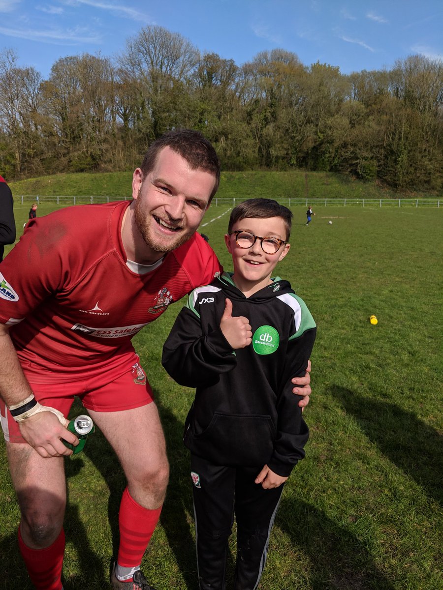 Deadballline1's tweet photo. #tbt to last Sat. This season i have met some great folk as has my boy. As well as his @WelshRugbyUnion heroes @JoshAdams951 @LeighHalfpenny1 etc @TobySmith99 has become genuinely one Fred's heroes - Loved carrying the tee on for him, thanks Toby &amp; @PembrokeRFC #grassrootsheroes https://t.co/rkT7cNZXQO