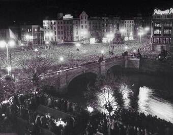 lauramcd89's tweet photo. 70 years of ROI☘��� #Easter #Republic #OConnellBridge #70Years https://t.co/DRxIWt0gw5
