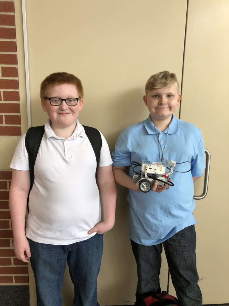 BluegrassDawgs's tweet photo. Enjoying the @STLPKentucky experience! #HCSStongerTogether #runforsuccess #BunBunBrigade #DJCon #Sumobots https://t.co/afP22Mf586
