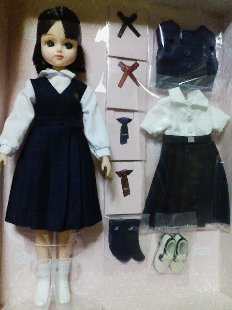 ニック ｑ その賢明女子学院の制服と言えばパンダ靴が有名ですが 個人的には そちらよりも白ブラウスをスカートの中に入れているってのが可愛いと思います ん あれ そう言えば 麦わら帽子は付属してないのね ちょっと残念 T Co