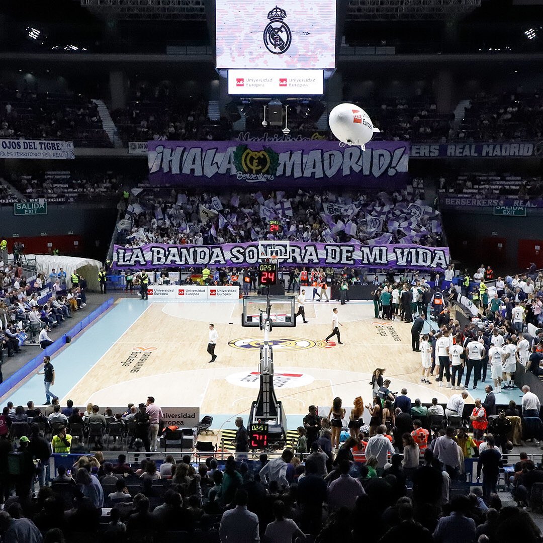 📢 Con la mejor afición hasta el fin del 🌍 🌎 🌏!! Gracias por vuestro apoyo anoche y contando las horas para que llegue el segundo partido de mañana!!! Vamos, Palacio!! 💪🏀✌️👌 #HalaMadrid #Euroleague #playoffs