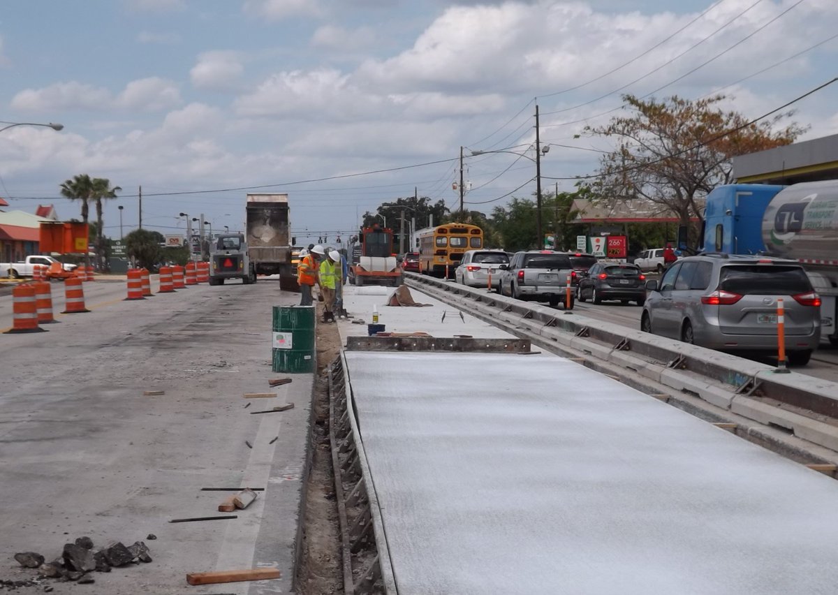 MyFDOT_SWFL's tweet photo. FDOT crews placing concrete on US 27 for the intersection improvements at US 27 and SR 64 in Highlands County in Avon Park #FDOT #HighlandsCounty #FDOTatWork #SWFLRoads https://t.co/RGNa0J0pdO