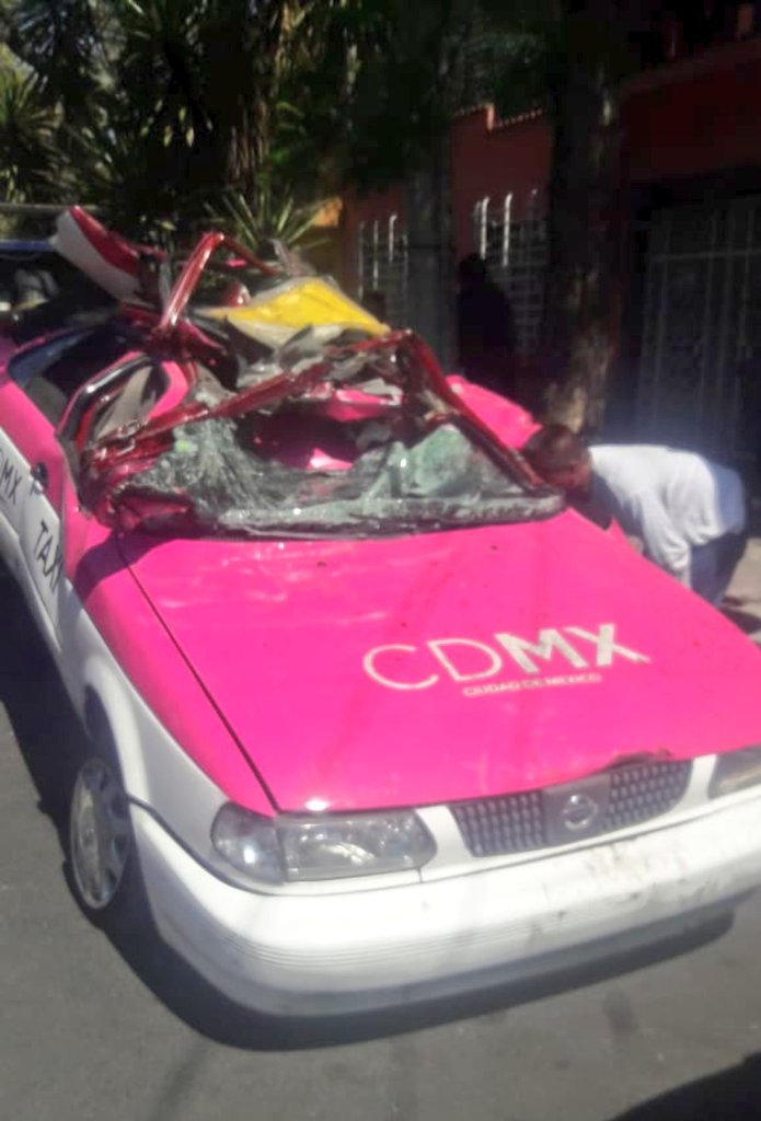 Resultó ileso el conductor del taxi, no llevaba pasajeros, llevaba prisa. Detuvieron al conductor de la camioneta de 3 1/2  involucrada.