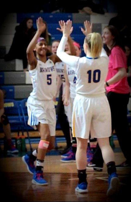 ursuline_wbb's tweet photo. Happy National High 5 day!!
🖐🏾🖐🏾🖐🏽🖐🏼
#GoArrows🏹#TraditionStartsHere⚜ https://t.co/NqknKhm2v8