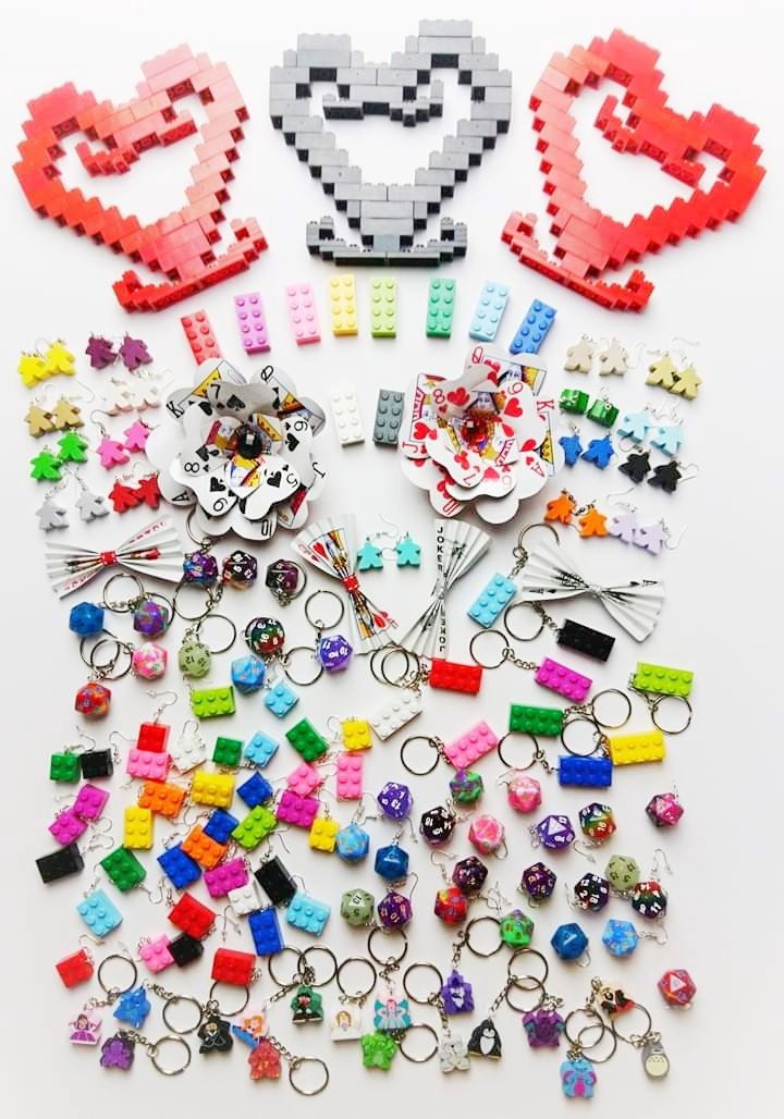 CraftingJones's tweet photo. From #DnD enthusiasts to #flego fanatics, from #card sharks to people of the #meeple, 😊 I’ve got something to satisfy even the #geekiest #desire! 💜

🌟 https://t.co/fshxzp4uGn 🌟

#GeekChic #Geek #Dice #BoardGames #Nerd #TabletopGaming #RPGs #Gift #Present #SheffieldIsSuper https://t.co/sGKZUHelbO