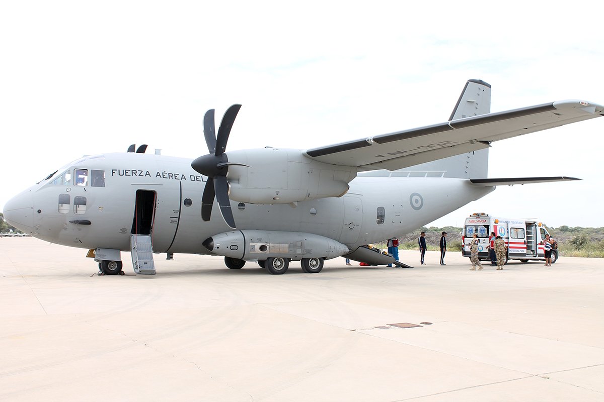 fapperu's tweet photo. #EvacuaciónAeromédica Efectivos del #GRUP7 trasladaron a dos pacientes de 23 y 33 años a Lima por diagnósticos de gravedad, en un avión SPARTAN C-27J. Continuamos trabajando en coordinación con @Minsa_Peru @SAMUPeru106 y @SIS_PERU para el desarrollo y atención de la población. https://t.co/DuMqaLysSd