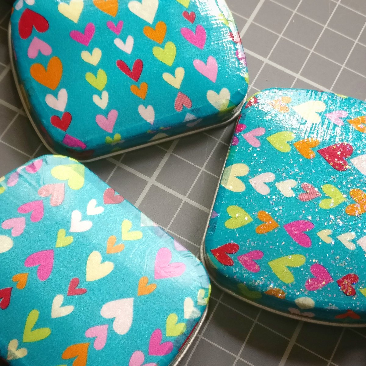 StitchedByAdele's tweet photo. Sneak peak! My stitch marker tins will soon be available in SPARKLE! I might be *very* excited! Have a favourite? Get voting!
❤ matt
🌈 gloss
💎 sparkle

#stitchmarker #knitting #crochet #SmallBusiness #handmade #etsygifts #etsyseller #notionstin #sparkle #rainbow #Hearts https://t.co/ZTzhbr0XRn