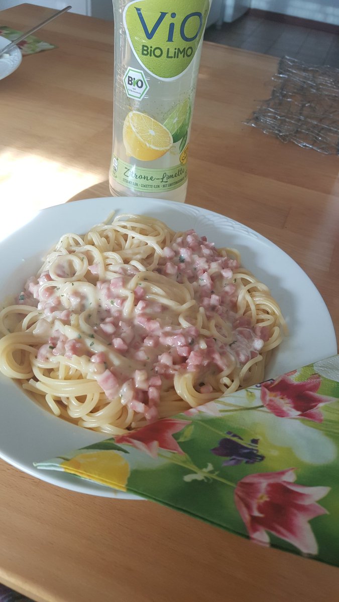 KawaiiGirlpink's tweet photo. Mein #abendessen Zuhause 
#SpaghettiCarbonara #Spaghetti
#viobiolimo #yummy https://t.co/hS1gfghqKp